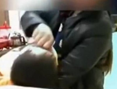 Κίνα: Νταντά ταΐζει το μωρό με το ζόρι και του κρατάει τη μύτη για να καταπιεί - Σοκαριστικό βίντεο